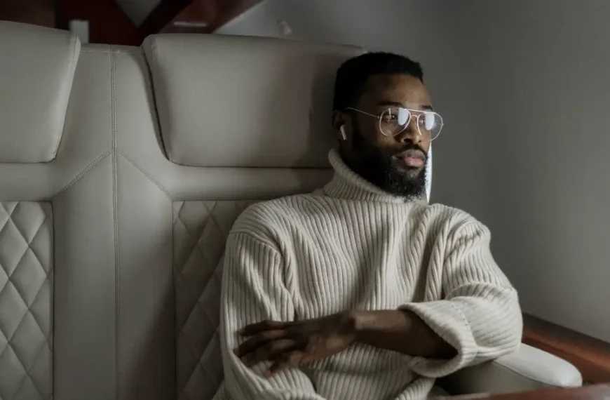 Men Travel Outfits Wearing White Turtleneck on a Plane